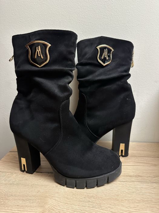 Дамски боти с дебел ток