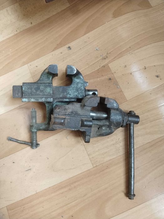 Продам тиски маленькие на стол