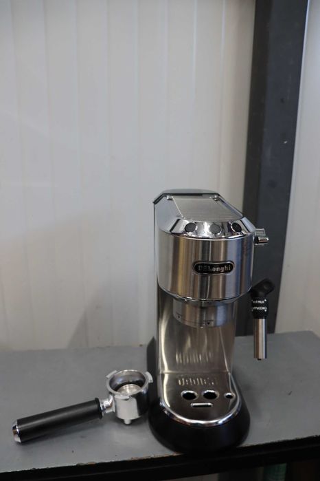 Кафемашина DeLonghi EC685.M DEDICA