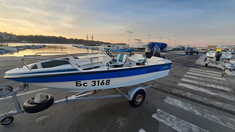 Лодка RIO CROSS 4,50, двигател Mercury 50 к.с. и регистриран колесар