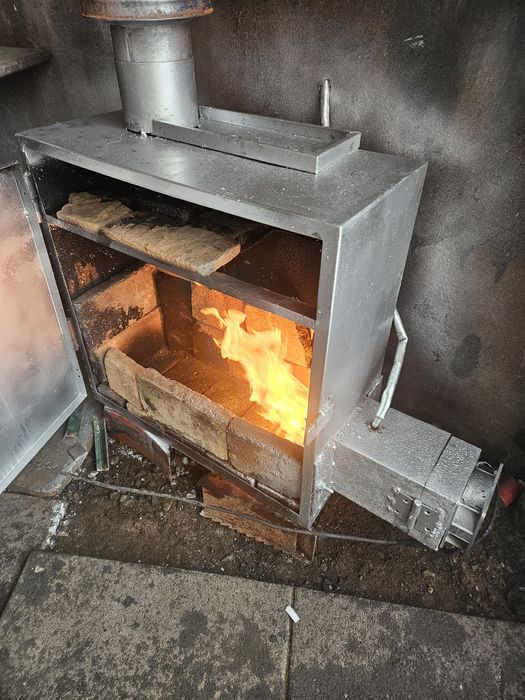 Sobă  ulei ars  model  deosebit sau pot vinde  numai arzatorul