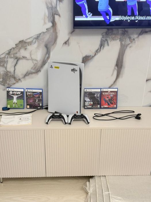 Плэйстейшин 5 с 2 джойстиками со всеми кабелями в идеальном состоянием