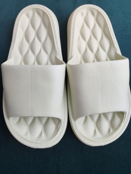 Papuci noi de vânzare