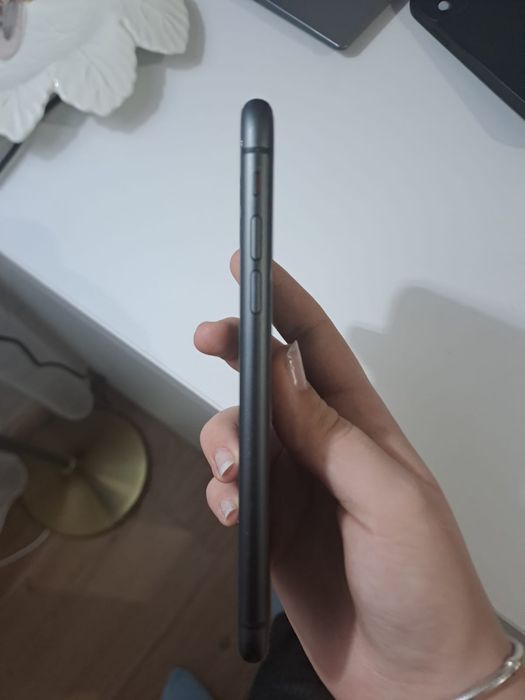 Iphone 11 Negru ; 128 GB + 3 huse in stare foarte bună