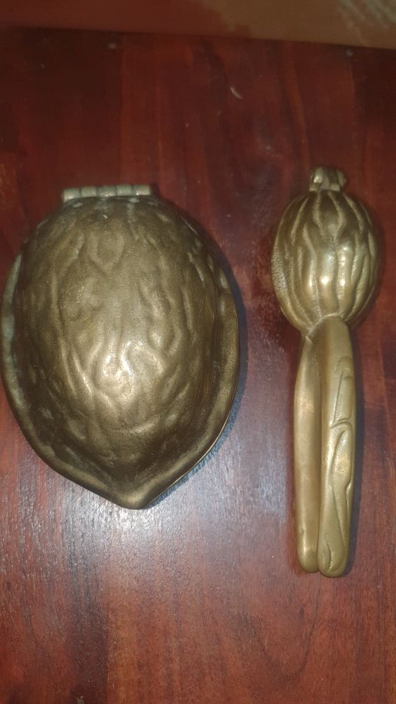 Doua spargatoare de nuci , din bronz,, modele diferite