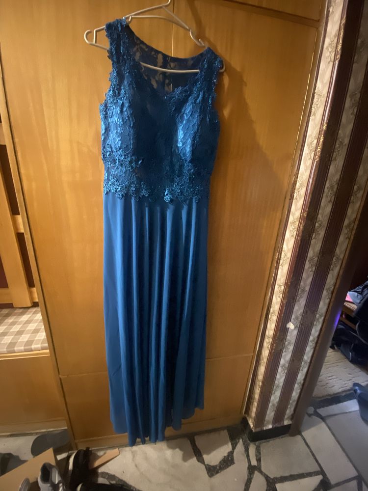 Дълга синя рокля с дантела