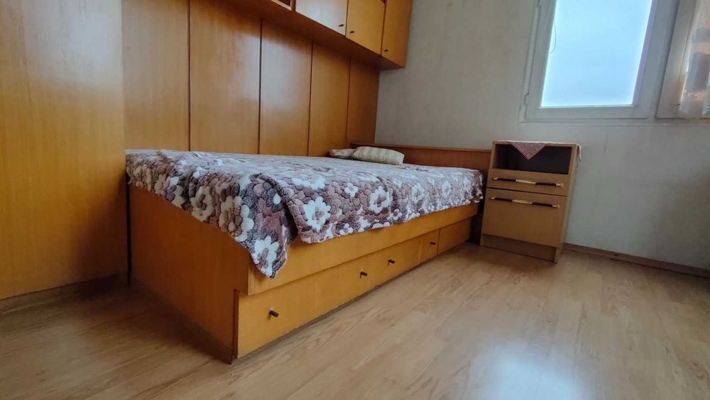 Подарявам - Стар гардероб с легло и нощни шкафчета