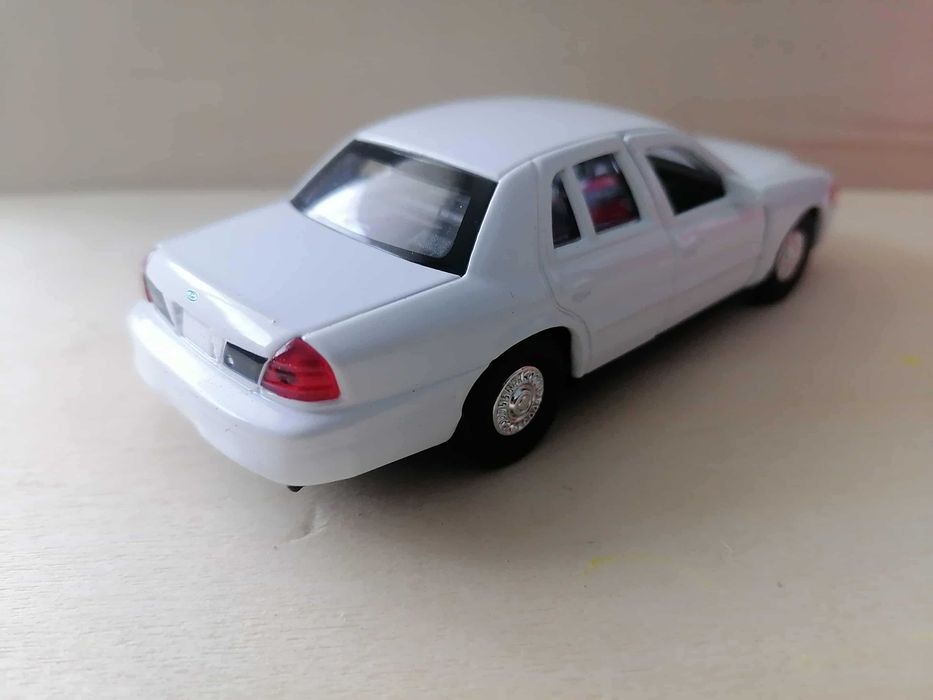 Форд Краун Виктория '99г. в мащаб 1:34 .