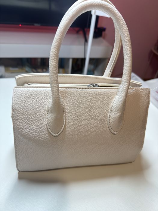 Бяла дамска чанта