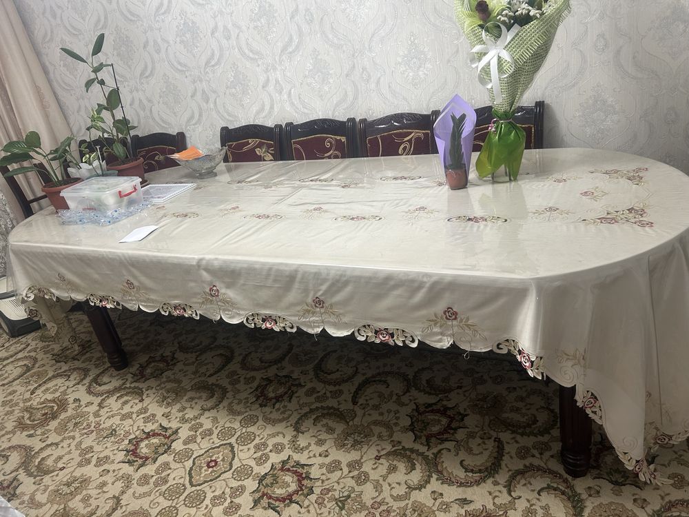 Деревянный стол и 15 стульев в хорошем состояний