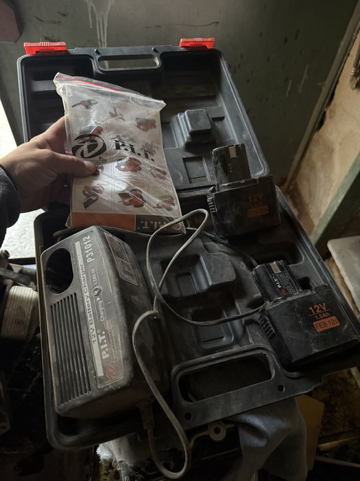 Зарядная станция и 2 баторейки 10 тыс