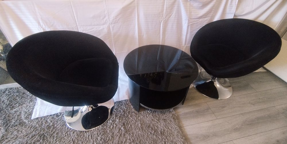 Set măsuță cafea din lemn si sticlă și 2 scaune ajustabile, rotative.