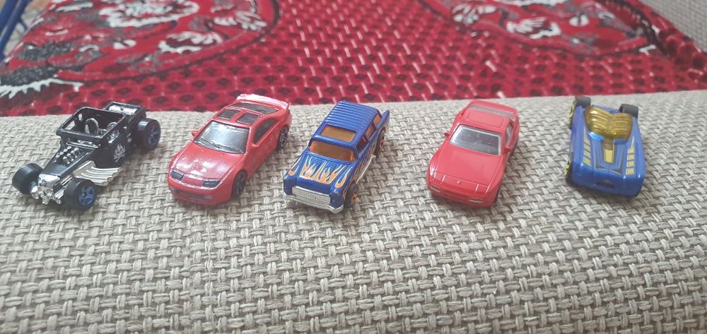 Продам машинки Hot wheels и  Welly