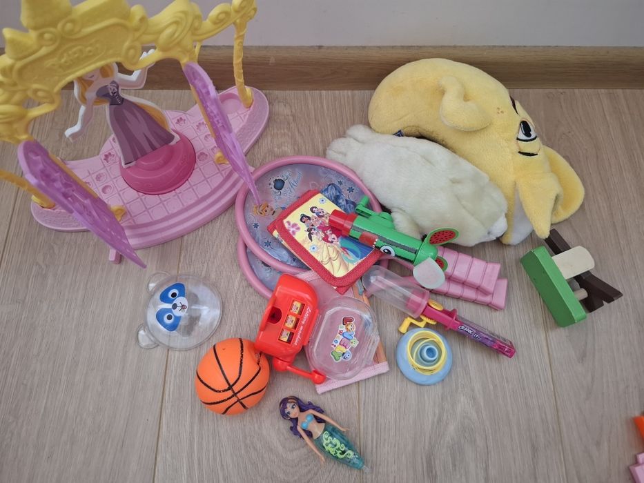 Подарявам детски играчки