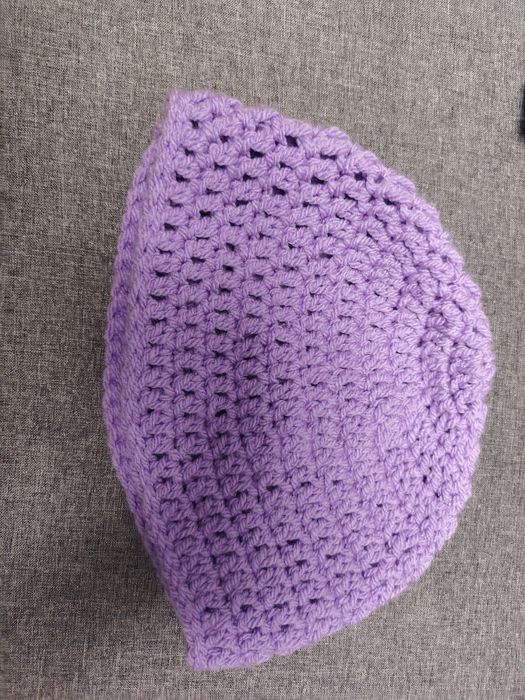 Căciuli la comană,croșetate, de diferite mărimi, culori și decorațiuni