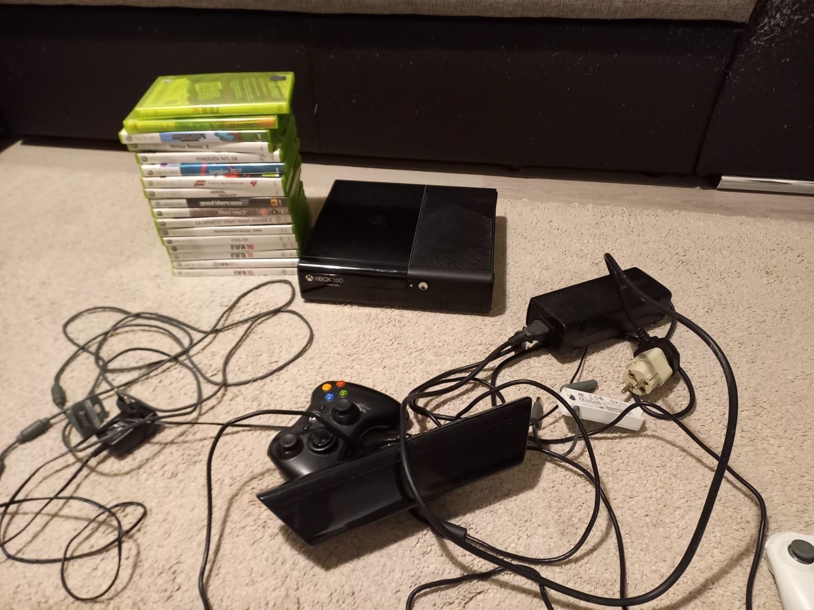 Vând XBOX 360 cu 2 manete și jocuri incluse.
350 ron