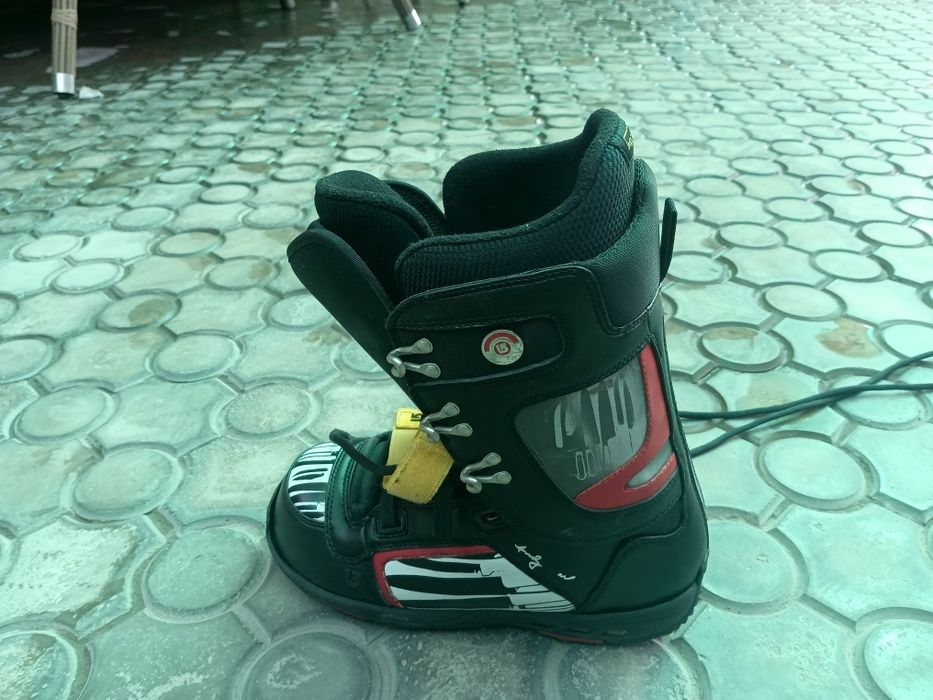 Сноуборд б/у в хорошем состоянии сапоги 42 размер