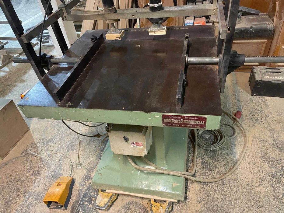 Vand uscator cherestea si masina gaurit multiplu.