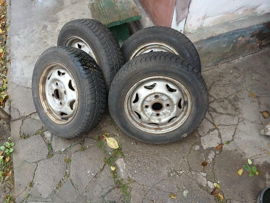 Anvelope de iarnă 155 70 13 M+S cu.genti montate și  echilibrate.