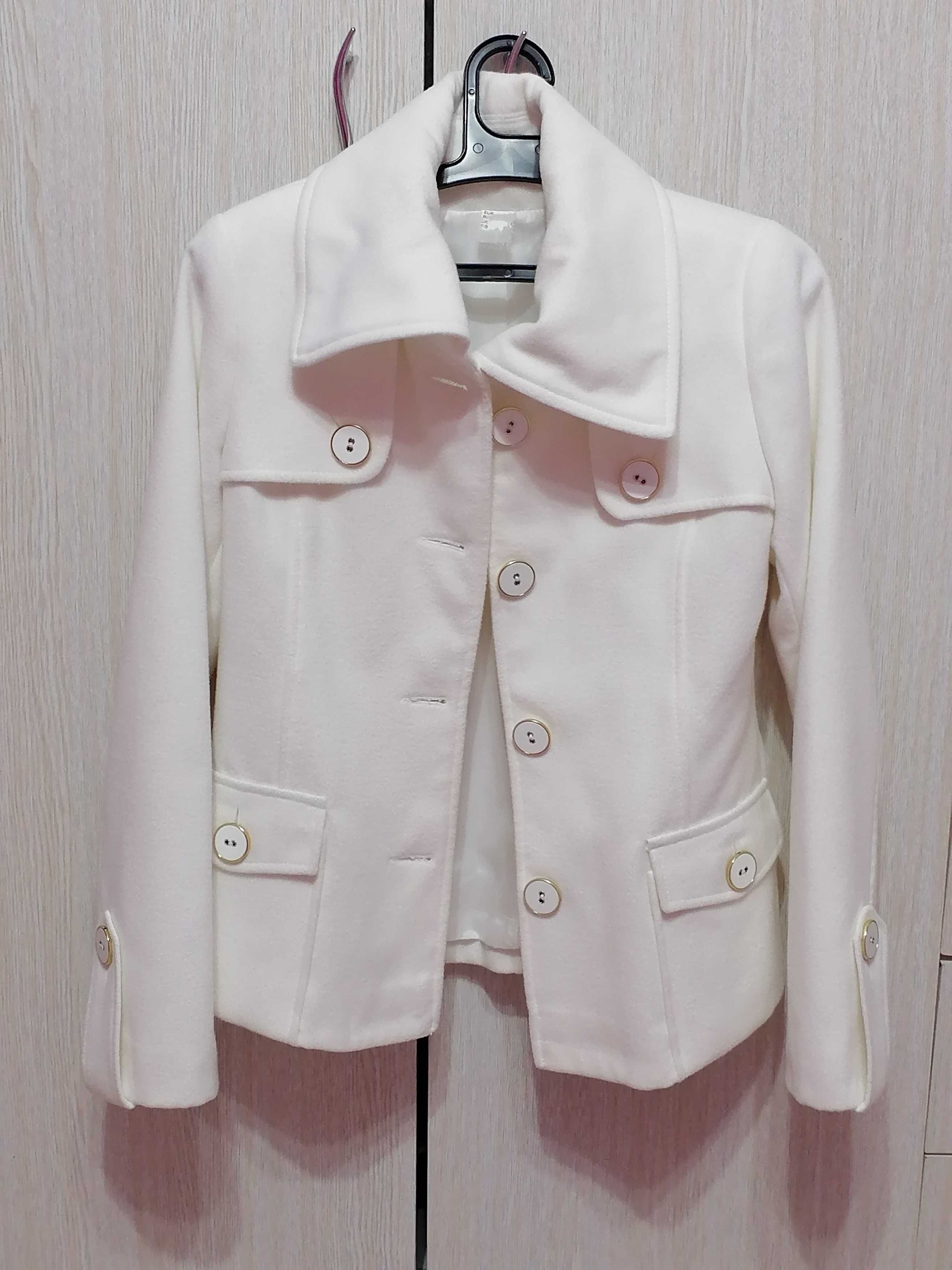 Palton alb, elegant, mărime S.