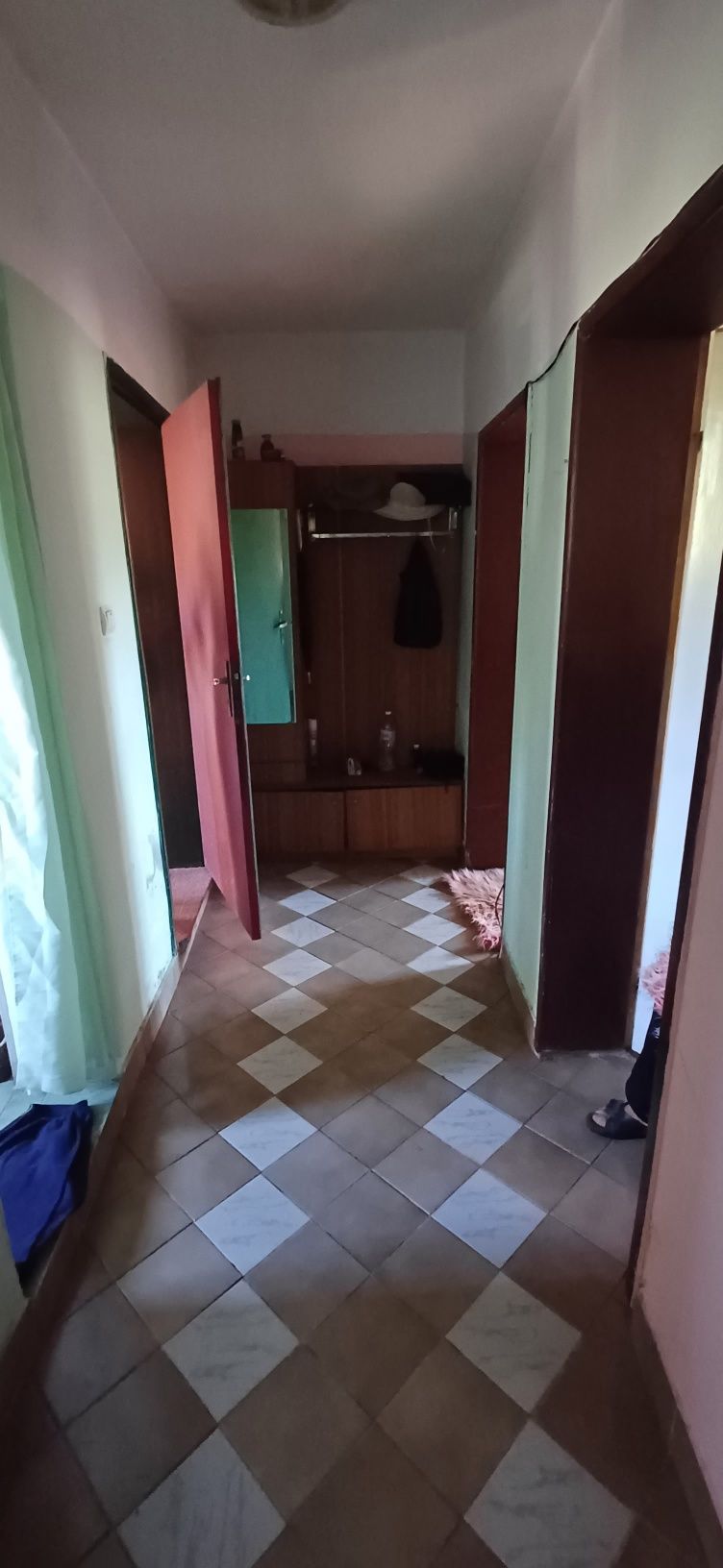 Просторна триетажна къща