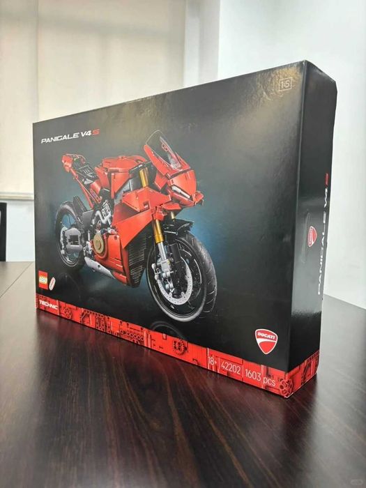 LEGO Technic - Motocicleta Ducati Panigale V4 S 42202, 1603 piese