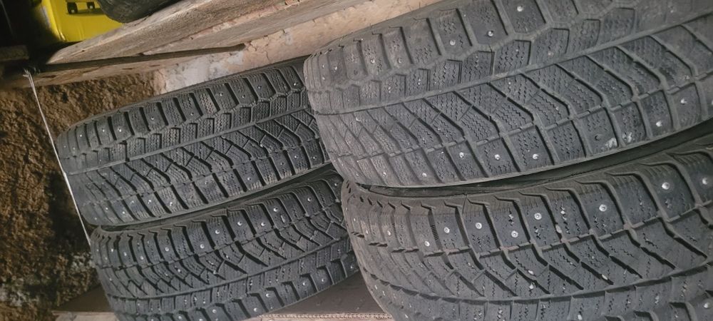 Продам комплект зимних шин 195/60/15