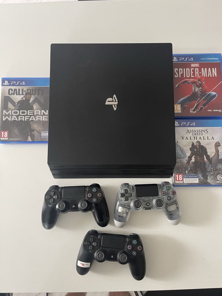 PS4 Pro 2TB с 3 джойстика и 3 игри