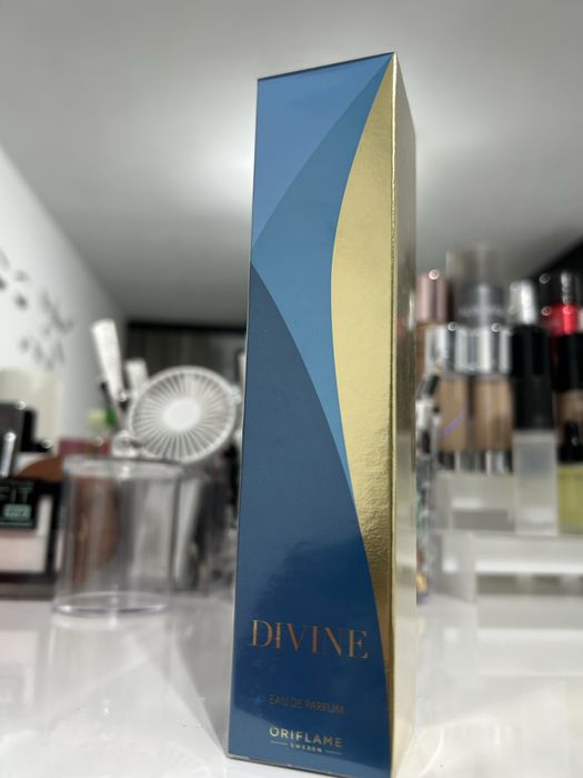 Apa de parfum Divine