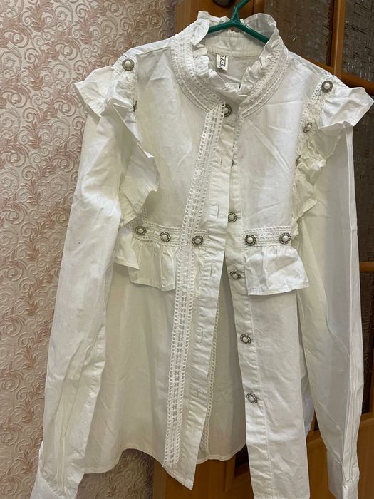 продам белую кофту для школьниц