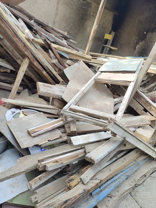 Buzilgan baquvvat eshik romlar bor taxta tôsin aralash ôtinga yariydig