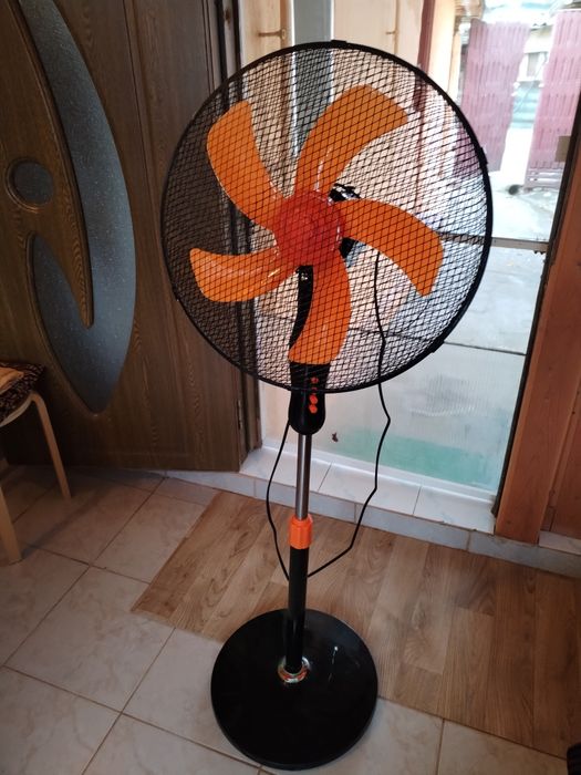 Vând ventilator de podea Daewoo.