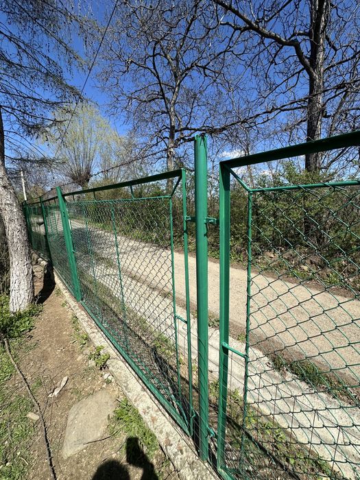 Teren cu livadă de pruni INTRAVILAN  – 1953 mp, utilități complete.