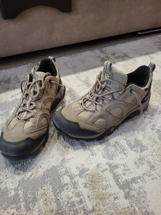 Кроссовки фирменные, р.40