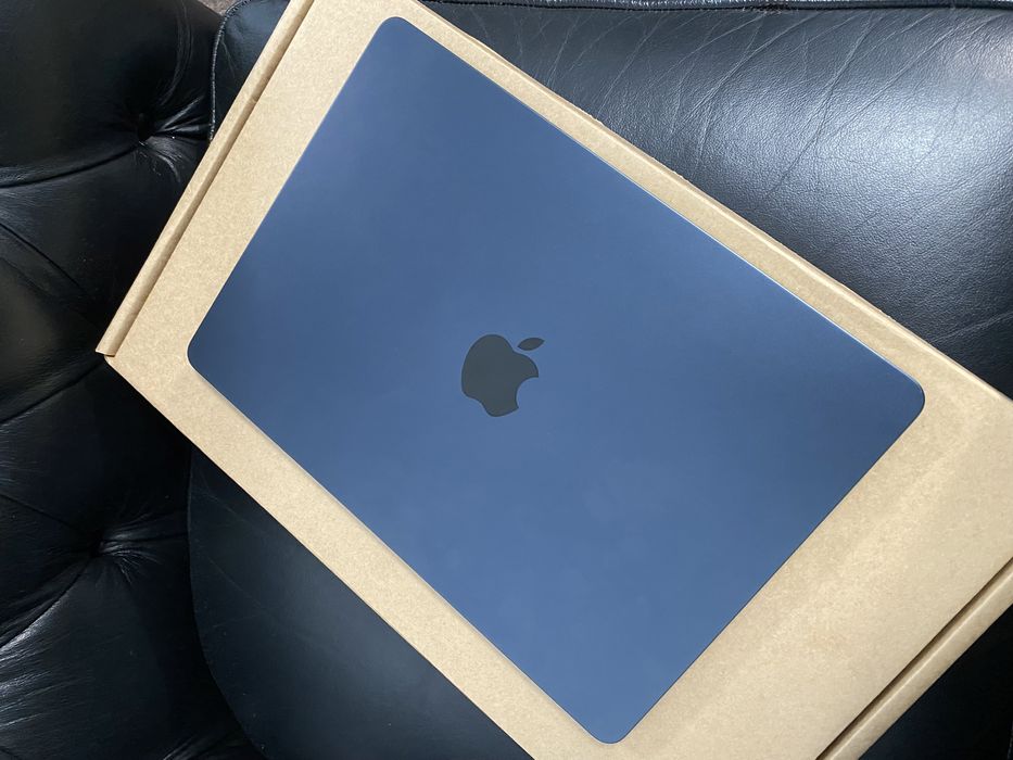 MacBook Air 13-inch / Apple M2 / 8 GB/ 256 GB / Ca nou |