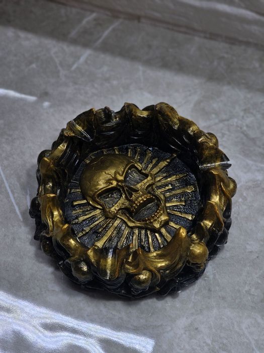 Пепелници с черепи и скелети