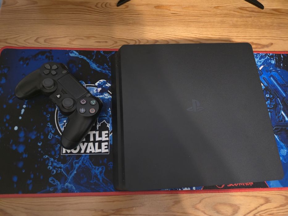 PlayStation 4 Slim - 1TB- Отлично състояние. Като нов
