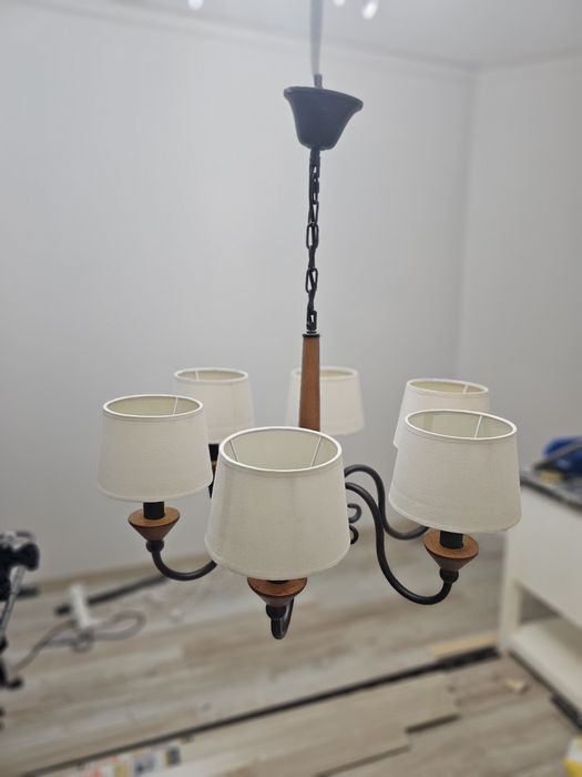 Люстра шести рошковая