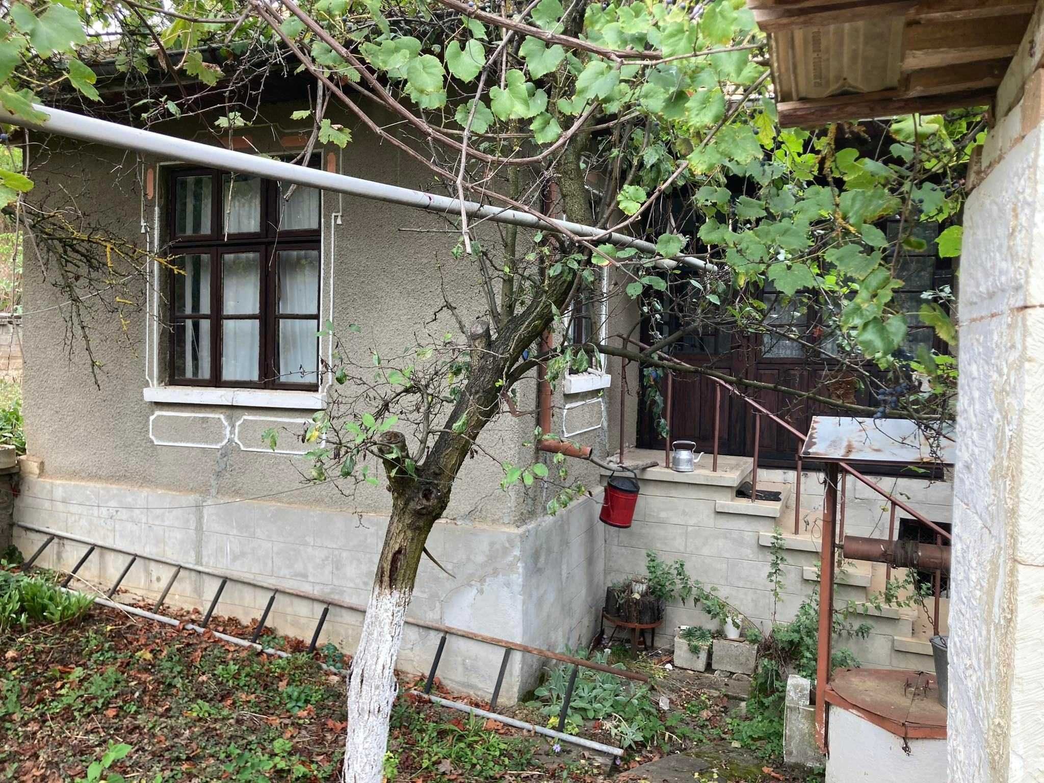 Брокерска агенция ”Капитал Инвест” продава къща в село Благоево.