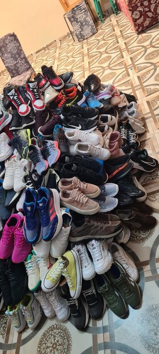 Vând adidași de firma
