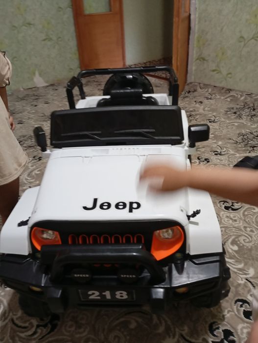 Jeep bolalar mashinasi