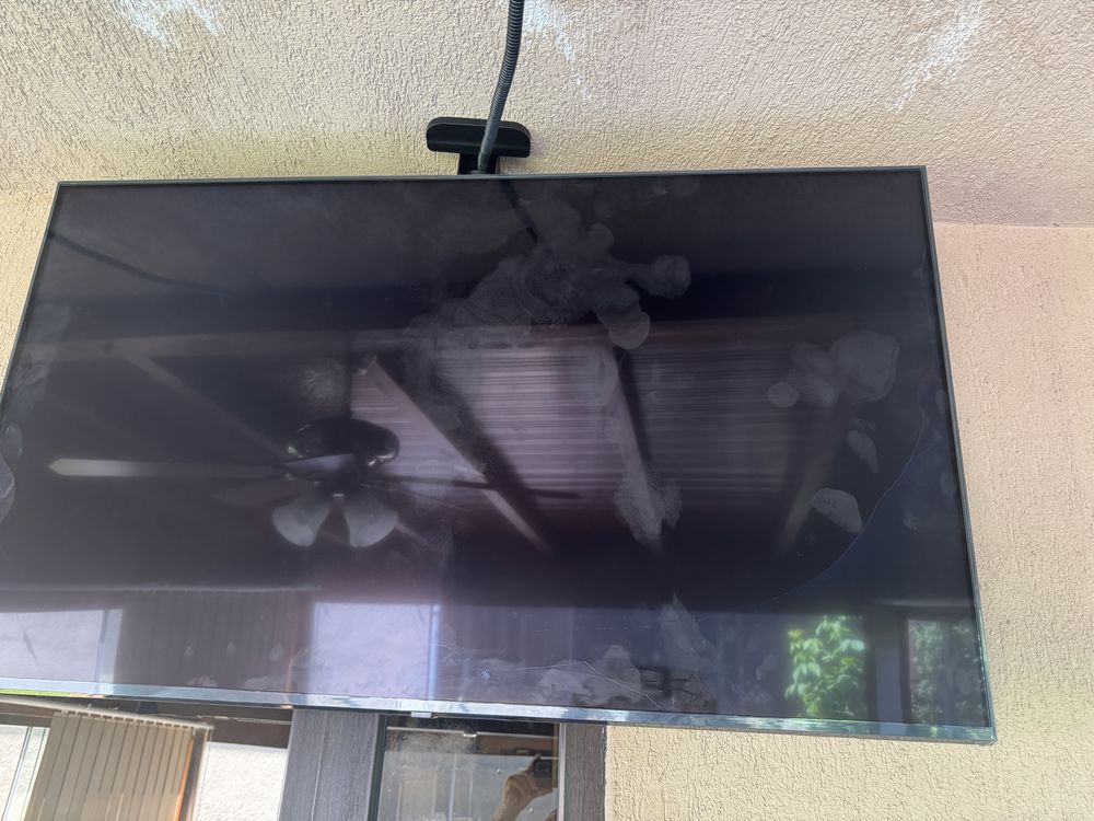 Televizor LG 55UR75003LK diagonala 139 cm cu ecranul spart