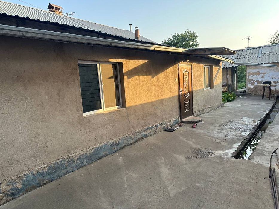 Продается дом с удобной локацией с фруктовым садом.