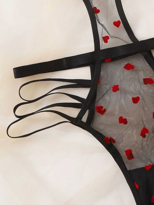 Body sexy decupat cu inimioare si benzi