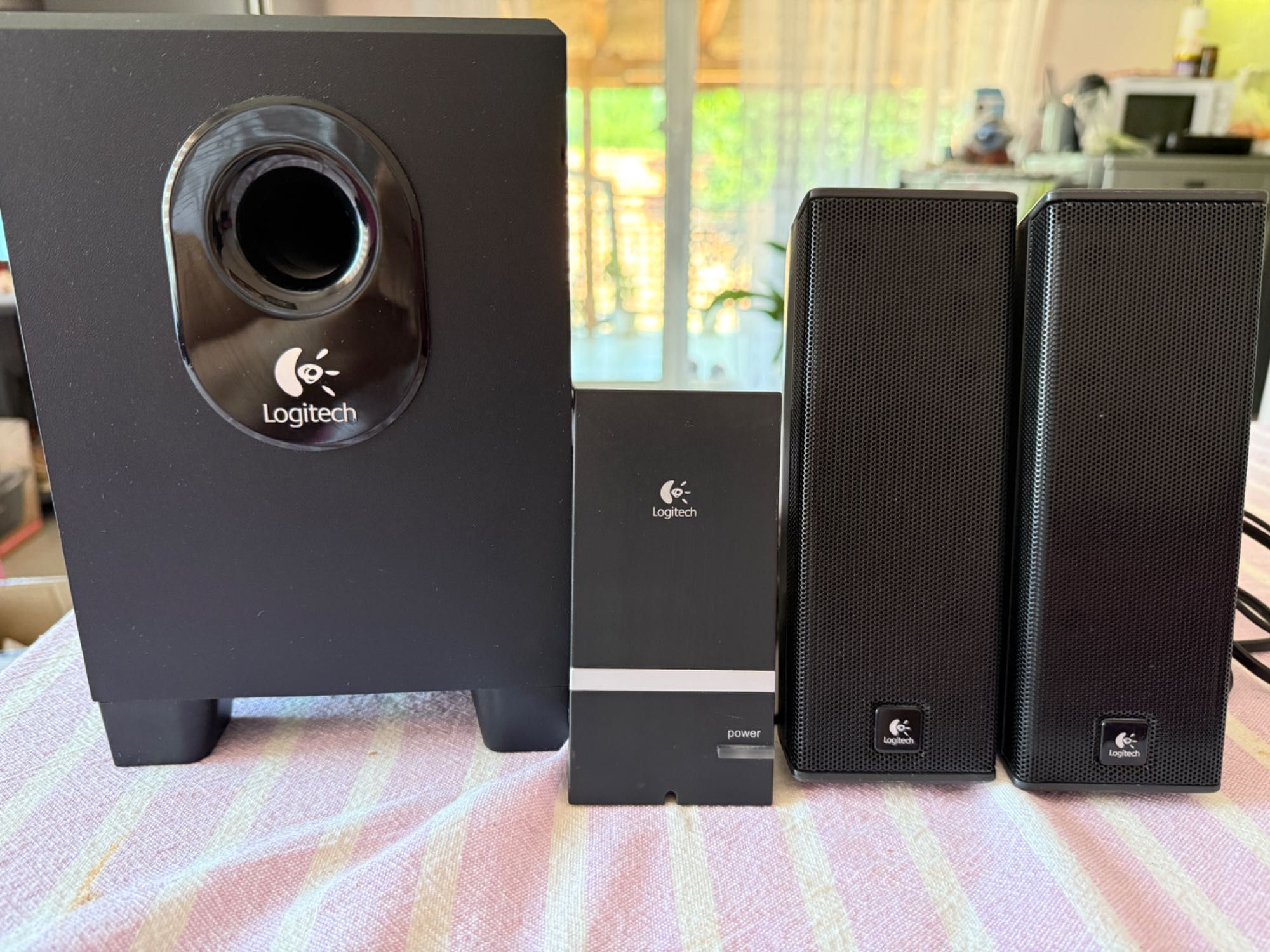 Logitech Озвучителна аудио система с Субуфер и колонки говорители