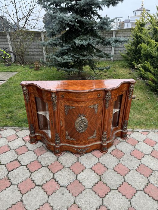 Comodă din lemn masiv, cu intarsii și ornamente bronz