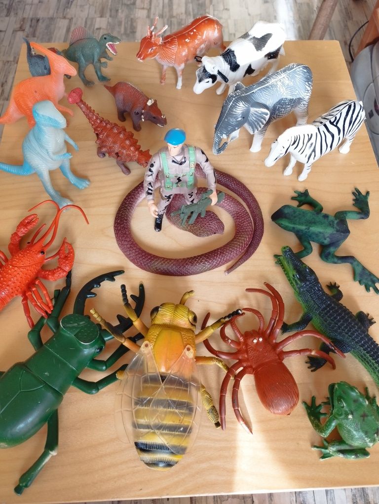 Постелки за игра Tiny Lovve,Играчки: животни,динозаври,войник.