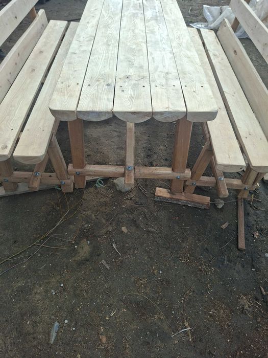 Mese si banci din lemn masiv