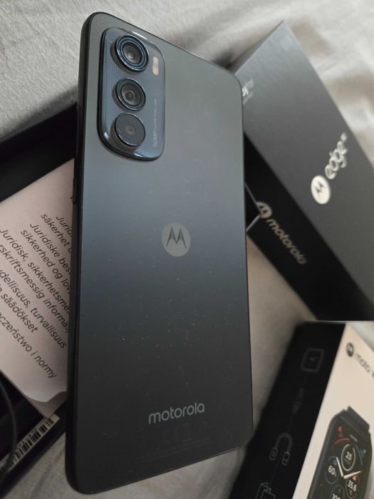 Motorola Edge 30 и Moto watch с кутия