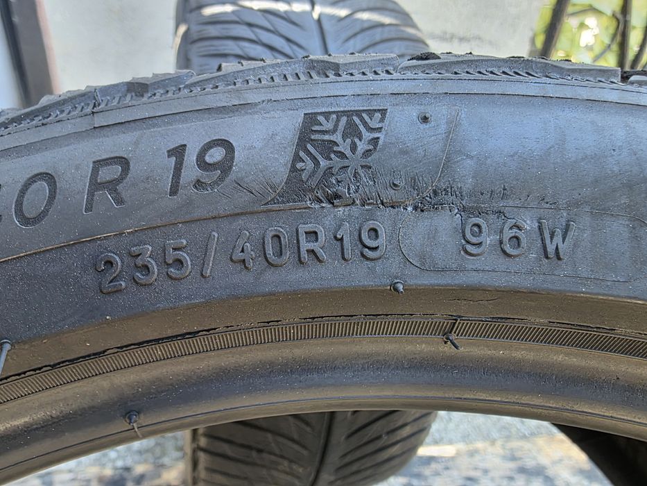 Vând două anvelope de iarna michelin pilot alpin 235 40 19 dot 2922